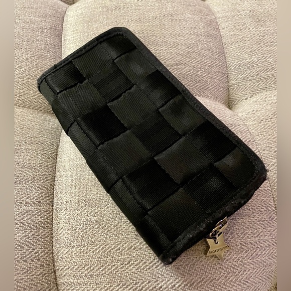 Harveys Accessories - Harveys Classic Black Seatbelt Zippy Wallet
